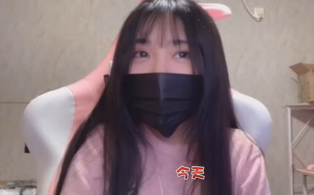 Bo khau trang, nu streamer lo nhan sac that khien chang dam say