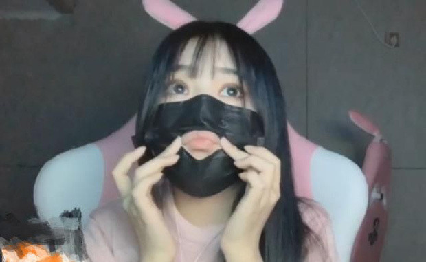 Dù vậy thì việc cô nàng để lộ nhan sắc thật vẫn rất được nhiều người quan tâm. Bởi lẽ, chỉ riêng đôi mắt của nữ streamer này cũng đủ toát ra vẻ thuần khiết và ưa nhìn khiến đối phương không khỏi tò mò. Chính Xiao Tuan tiết lộ cô từng nhận được 10 triệu NDT (khoảng 33 tỷ đồng) tiền donate của người xem chỉ trong vòng một tuần với yêu cầu duy nhất là để lộ mặt.