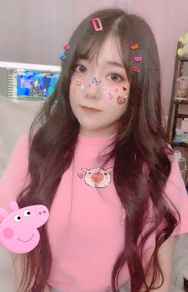 Bên cạnh đó, ngoại hình của Xiao Tuan cũng được đánh giá là không phải dạng vừa. Khi được fan hâm mộ đề nghị, cô đã không ngần ngại đứng dậy để lộ thân hình phần phía trên của mình. Nữ streamer còn rất có tâm khi kéo áo thun bó sát vào cơ thể để khoe trọn đường cong quyến rũ của bản thân.