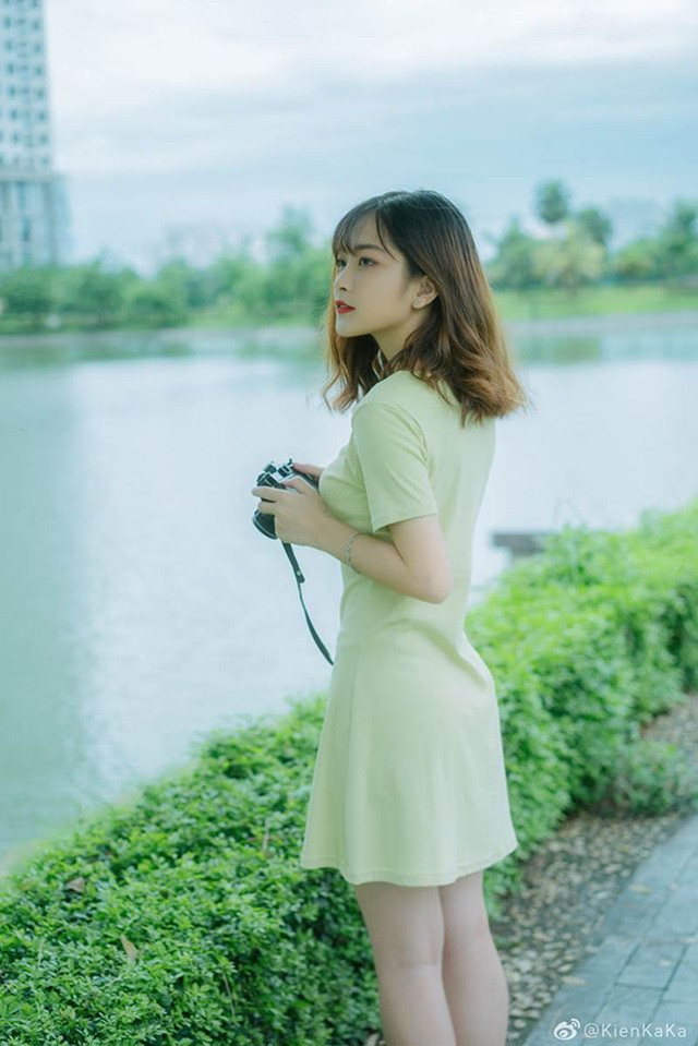 Hot girl Bắc Ninh còn có niềm đam mê đặc biệt với diễn xuất. Cô nàng cho hay đã tham gia một vài tập phim ngắn. Vì không phải dân chính chuyên nên cũng có những khó khăn nhất định nhưng cô quyết tâm cố gắng không ngừng nghỉ để hoàn thành tốt mọi thứ.