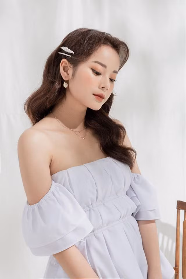 Đặng Ngân Hà cũng nổi tiếng trong trường Học viện Tài chính. Nữ sinh này thu hút bởi sở hữu gương mặt xinh như búp bê.