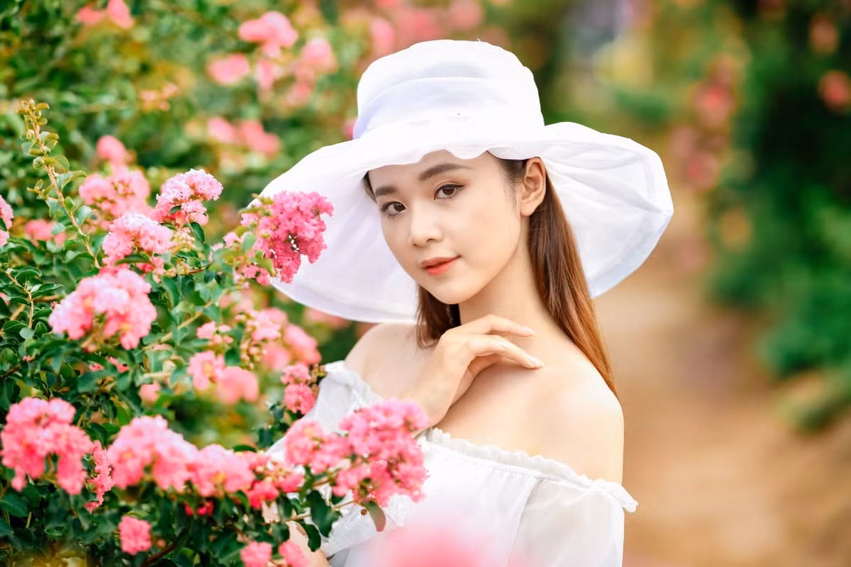 Nữ sinh Hồ Phương Linh (SN 1998) hiện là sinh viên năm cuối Học viện Tài chính. Cô bạn được nhiều cư dân mạng hết lời khen ngợi vì vẻ đẹp tinh khôi, ngọt ngào.