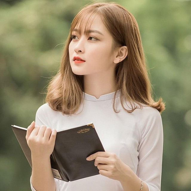 Với vẻ ngoài xinh xắn, Nguyễn Thu Thuỷ được biết đến là nữ sinh xinh đẹp của Học viện Tài chính. Thu Thuỷ cho biết để tương lai có một công việc đúng ngành, cô nàng đã không ngừng trau dồi kiến thức và kỹ năng. Cô nàng cũng đã bắt đầu đi làm thêm từ khi còn học năm thứ 2 đại học.