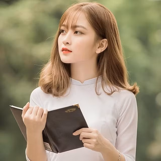 Với vẻ ngoài xinh xắn, Nguyễn Thu Thuỷ được biết đến là nữ sinh xinh đẹp của Học viện Tài chính. Thu Thuỷ cho biết để tương lai có một công việc đúng ngành, cô nàng đã không ngừng trau dồi kiến thức và kỹ năng. Cô nàng cũng đã bắt đầu đi làm thêm từ khi còn học năm thứ 2 đại học.