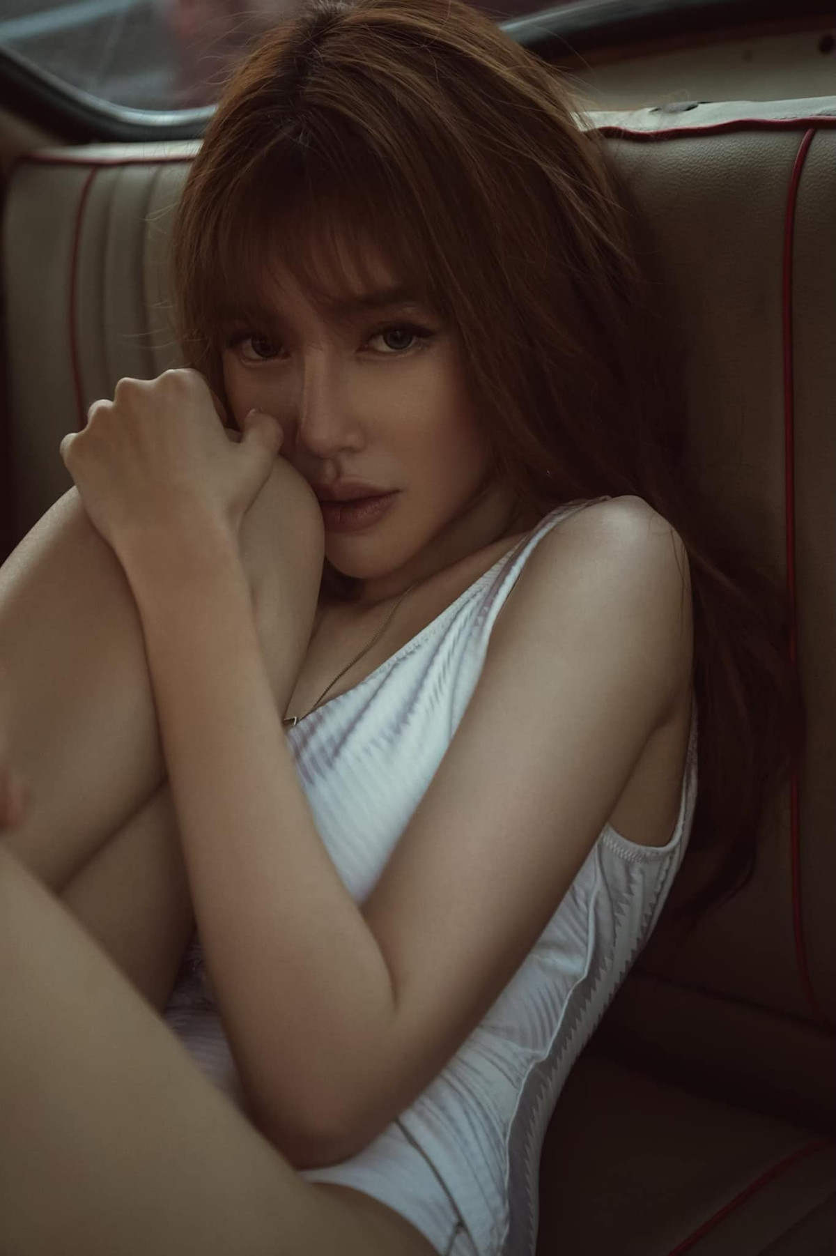 Gặp nhiều vấn đề trong cuộc sống khiến Elly bị stress, mất ngủ, kén ăn dẫ đến sụt cân nghiêm trọng. Tuy nhiên cô nàng chưa từng lên tiếng xác nhận thông tin cơm không lành, canh không ngọt với chồng Tây.