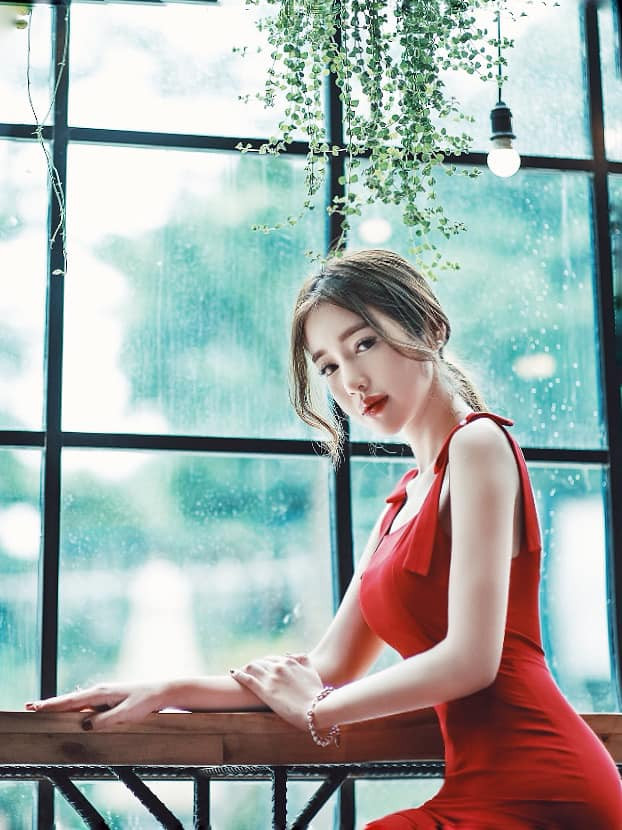 Thời gian gần đây, sau những dòng trạng thái đầy ẩn ý về việc bị chồng Tây phản bội, có người phụ nữ khác bên ngoài thì Elly Trần càng chăm chỉ đăng tải hình ảnh gợi cảm, xinh đẹp lên mạng xã hội.