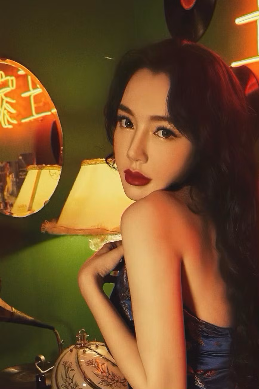 Sau khi xuất hiện tin đồn hôn nhân tan vỡ, bà mẹ hai con liên tục đăng tải những trạng thái bi quan về tình yêu và cuộc sống: "Có không ít những người dành trọn thanh xuân đẹp đẽ để quyết định ở bên cạnh một người. Nhưng rồi sau đó lại vinh hạnh biến thành một nhân vật phản diện xấu xa, độc ác qua lời kể của chính người mình thương khi họ muốn đi tìm một người mới", "Vì ông trời sẽ không bao giờ lấy đi của ai tất cả, nên khi lấy đi của mình tình yêu thì ổng sẽ trao lại cho mình một tấn bi kịch những đau buồn để bù đắp",....