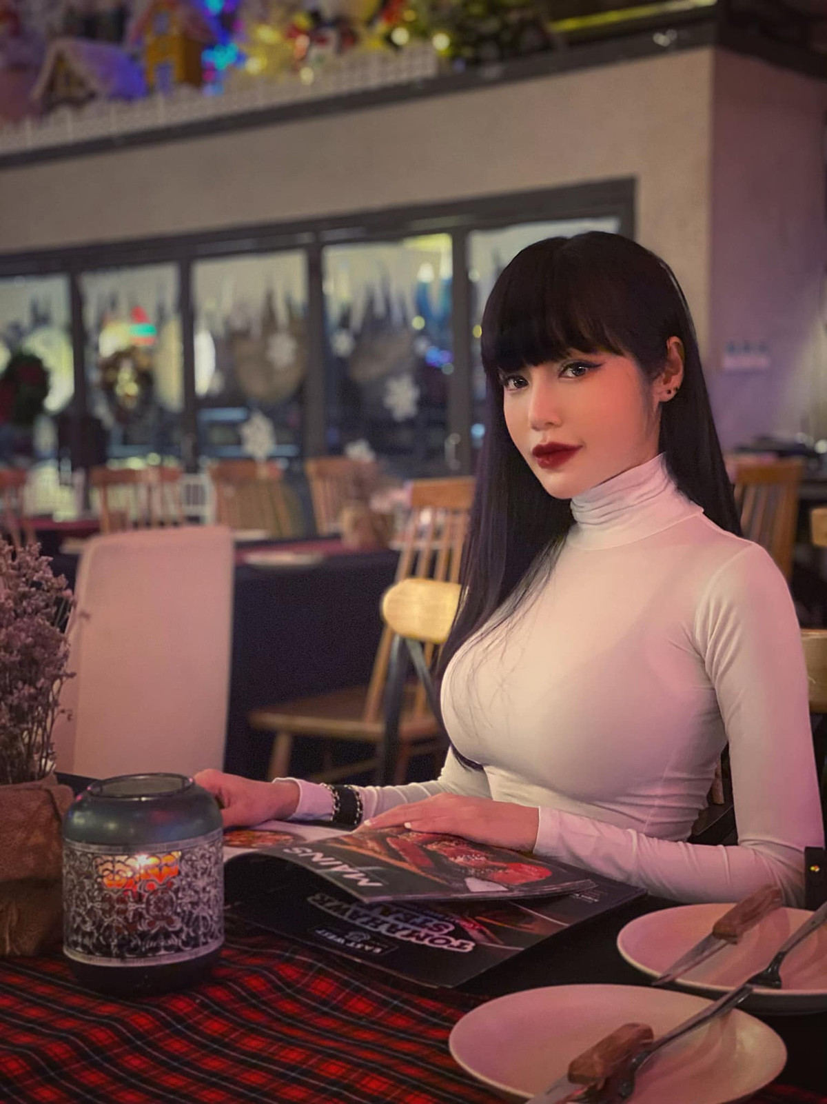 Elly Trần sinh năm 1987, được biết đến với vai trò một hot girl, diễn viên, người mẫu đình đám của Việt Nam. Hiện nay cô nàng cũng được yêu mến với danh xưng là hot mom của hai em bé lai Tây đẹp như thiên thần.