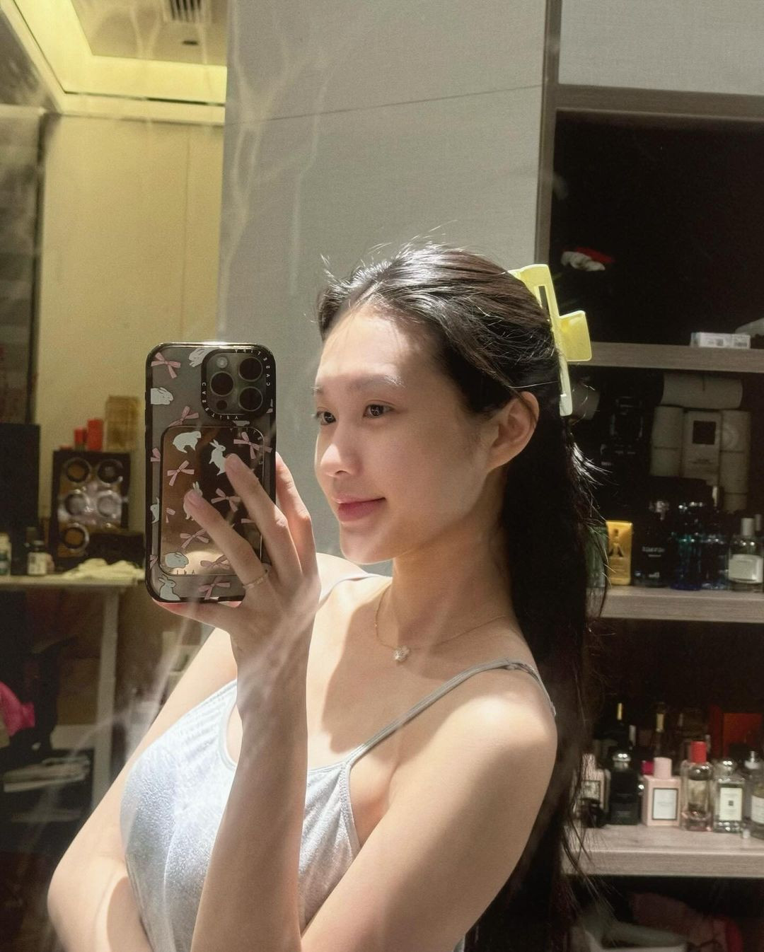 Ở phần bình luận, rất nhiều người đều tấm tắc khen ngợi vẻ đẹp giản dị của mẹ bỉm: "Xinh iu quá mẹ lúa ơi, mẹ lúa trộm vía quá trời luôn", "vẻ đẹp tự nhiên dịu dàng", "Má ơi xinh điên".