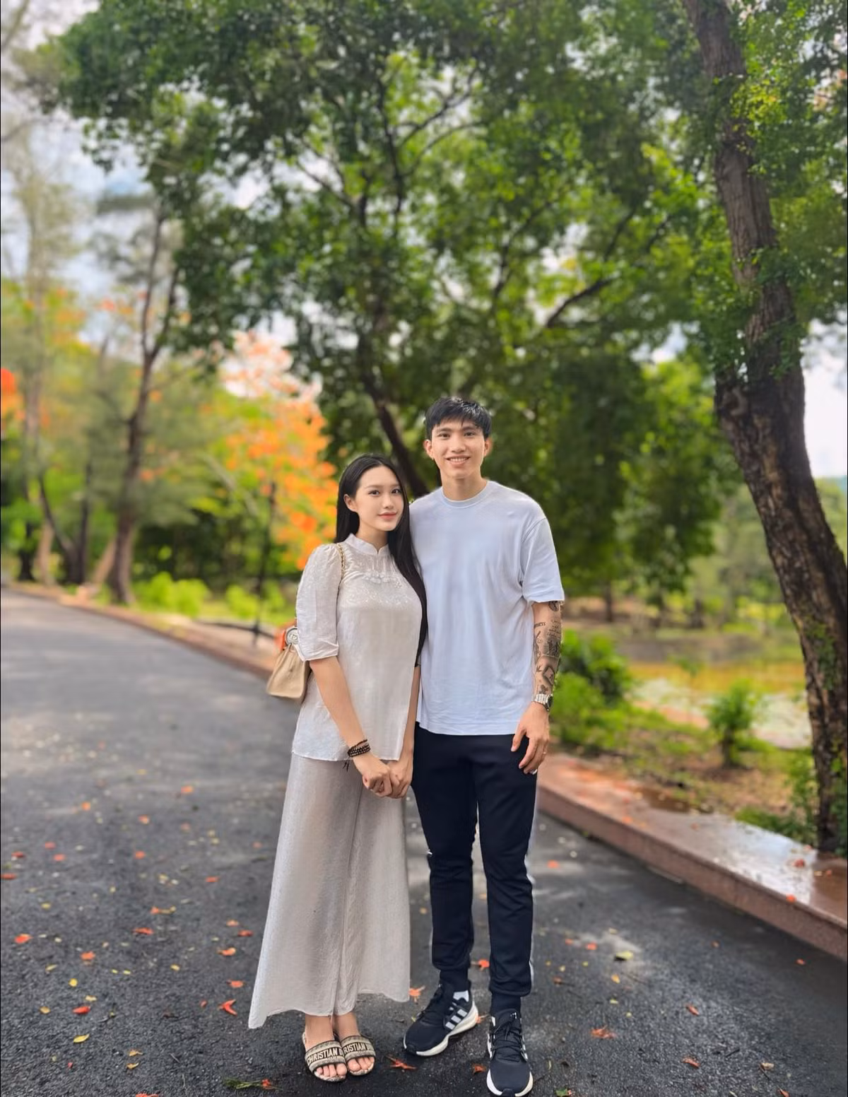 Đoàn Văn Hậu cùng vợ mới đây đã có chuyến đi chơi đầu tiên sau khi đón quý tử đầu lòng.