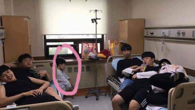 Mặc kệ bạn đang mệt mỏi, hội bạn thân vô tư đuổi xuống góc tường ngồi còn lại ăn, nằm vô tư trong phòng bệnh khiến người xem vừa buồn cười vừa thương với cách nhân vật chính bị đối xử.