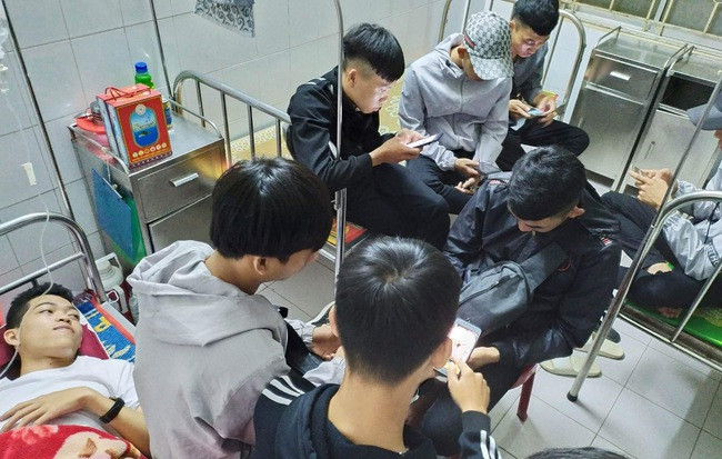 Đến thăm bệnh nhưng thi nhau ngồi nghịch điện thoại mặc kệ bạn dây truyền chằng chịt nằm nhìn trong sự bất lực.