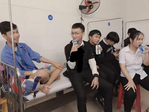 Chet cuoi cach hoi ban than tham benh: uong sua, mo tiec mac nguoi om