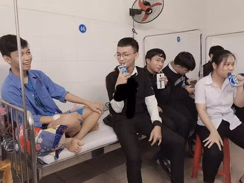 Mới đây, trên mạng xã hội xuất hiện một bức ảnh về việc hội bạn thân tới thăm người bệnh nhưng thản nhiên uống sữa, chơi game mặc kệ người bạn ốm ngồi thu lu góc giường trông đến tội.