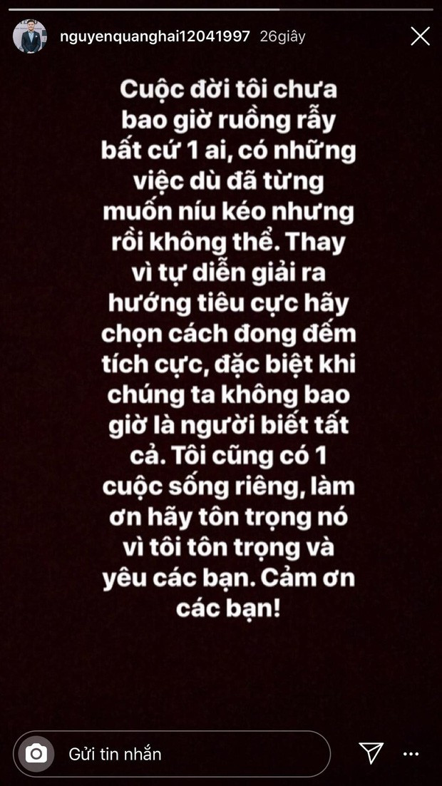 Chính Quang Hải cũng từng không giữ được bình tĩnh khi phải đăng tải trạng thái: "Cuộc đời tôi chưa bao giờ ruồng rẫy bất cứu 1 ai, có những việc đã từng muốn níu kéo nhưng rồi không thể".