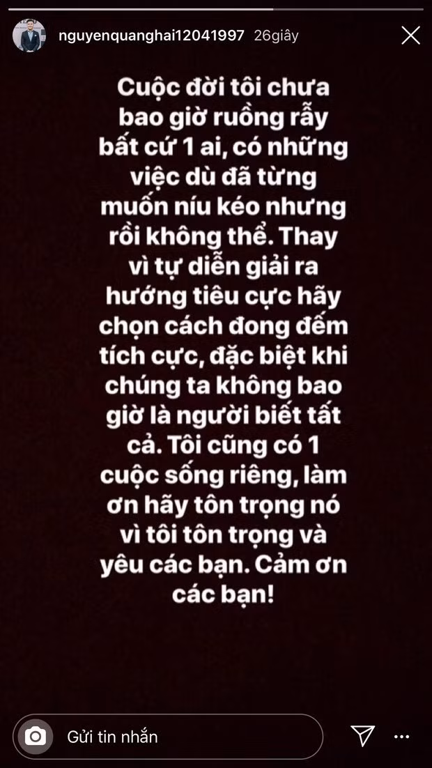 Chính Quang Hải cũng từng không giữ được bình tĩnh khi phải đăng tải trạng thái: "Cuộc đời tôi chưa bao giờ ruồng rẫy bất cứu 1 ai, có những việc đã từng muốn níu kéo nhưng rồi không thể".