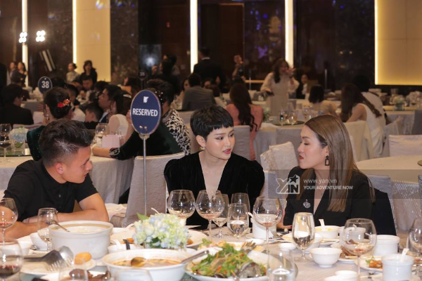 Là bạn thân của Duy Mạnh cả ở CLB và trên tuyển, tiền vệ Quang Hải có mặt từ rất sớm. Anh xuất hiện một mình, không đi cùng bất kỳ bóng hồng nào. Khi ăn tiệc, nam cầu thủ ngồi cùng bàn với Hiền Hồ, cả hai vui vẻ trò chuyện như những người bạn thân thiết.