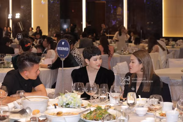 Là bạn thân của Duy Mạnh cả ở CLB và trên tuyển, tiền vệ Quang Hải có mặt từ rất sớm. Anh xuất hiện một mình, không đi cùng bất kỳ bóng hồng nào. Khi ăn tiệc, nam cầu thủ ngồi cùng bàn với Hiền Hồ, cả hai vui vẻ trò chuyện như những người bạn thân thiết.