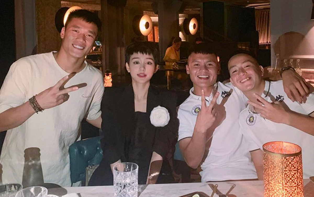 Tuy nhiên ngay sau đó, Hiền Hồ đăng lên tiếng phủ nhận tin đồn và cho biết là người của công chúng, cô chấp nhận sống chung với tin đồn, với ồn ào nhưng không muốn những người bạn không hoạt đồng trong showbiz gặp rắc rối.