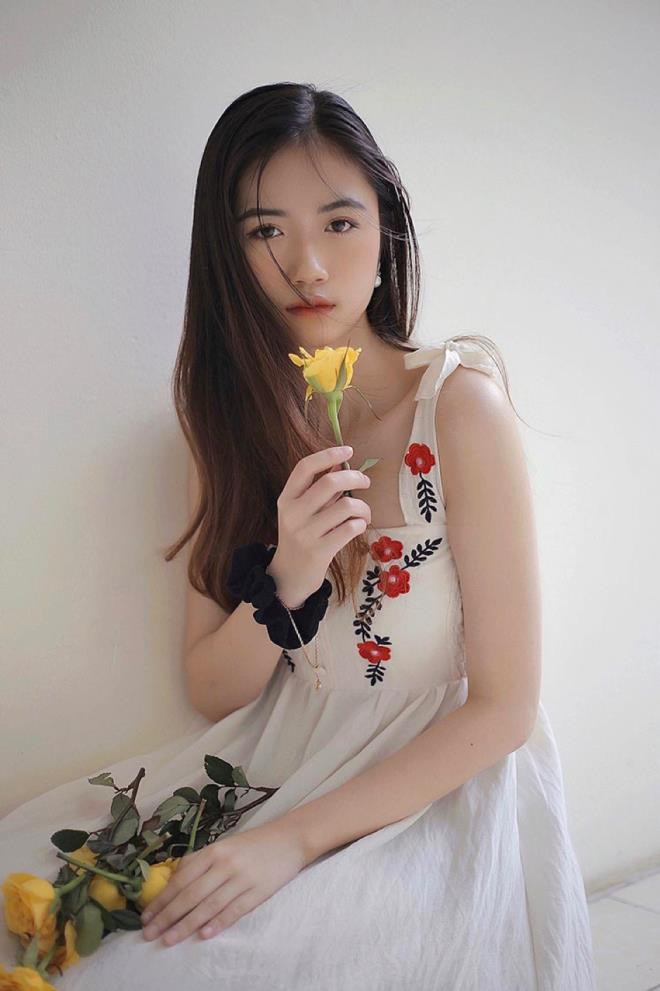 Lan Nhi cho rằng, thanh xuân của mỗi người không dài, nên dành thời gian theo đuổi đam mê. Ngoài thời gian học, Nhi là người mẫu ảnh của các cửa hàng thời trang và những bộ ảnh nghệ thuật. (Ảnh: NVCC)