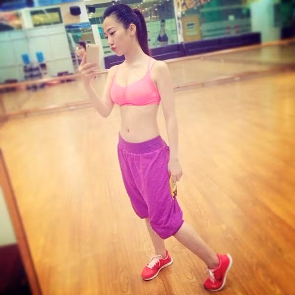 Sở hữu gương mặt xinh đẹp và thân hình chuẩn mực, quyến rũ, Vân Anh là huấn luyện viên thể hình được nhiều bạn trẻ yêu thích.