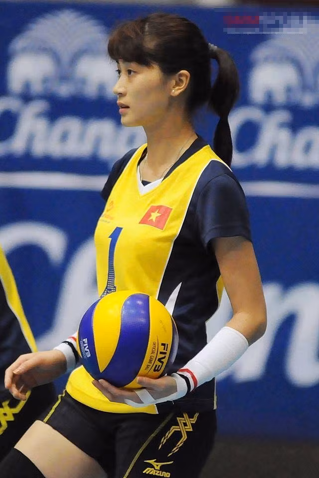 Trần Thị Thảo là nữ vận động viên bóng chuyền sinh năm 1991 của đội Thông tin Liên Việt Post Bank, một trong những tài năng nổi trội của bóng chuyền Việt Nam. Cô cao 1m73 và sở hữu một sức bật rất tốt trên sàn đấu. Cô luôn là nhân vật thu hút các máy quay bởi vẻ hiền lành, đầy nữ tính của mình.