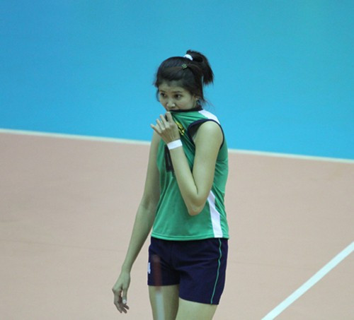 Trần Thị Tuyết Hoa cao 1m79, sinh năm 1991, cũng là một VĐV bóng chuyền đang chơi ở vị trí phụ công của CLB Bình Điền Long An.