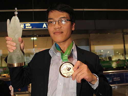 Quang Liêm bắt đầu chơi cờ từ năm 7 tuổi và hiện là đại kiện tướng số một của Việt Nam và thường xuyên tham dự những giải đấu nước ngoài.