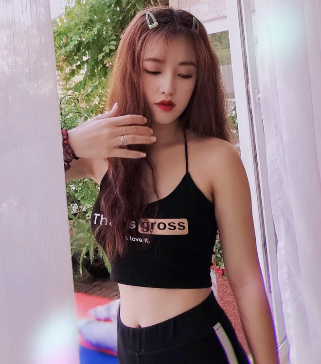 Diễn viên Puka ngoài đời được khen trẻ trung hơn tuổi nhờ chuộng gu ăn mặc nữ tính, điệu đà. Không sải bước trên thảm đỏ sự kiện, trang phục street style của cô gắn liền cùng áo thun, quần shorts, giày sneakers thể thao… giúp tôn vẻ ngoài khỏe khoắn, năng động và "hack tuổi" hiệu quả.