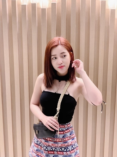 Bên cạnh công việc diễn viên, người đẹp quê Đồng Tháp còn trở thành gương mặt khách mời quen thuộc tại một số game show. Thường xuyên make up, quay phim ngoài trời làm gương mặt cô tiếp xúc nhiều bụi bẩn. Lớp trang điểm dày cộm, dầu thừa, tạp chất ô nhiễm nếu không được loại bỏ hoàn toàn sẽ tắc nghẽn trong lỗ chân lông, tạo điều kiện cho mụn phát triển. Nhận thức được điều đó nên Puka luôn tẩy trang, làm sạch da thật kỹ mỗi ngày trước khi đi ngủ. Bên cạnh đó, cô còn thường xuyên cấp ẩm cho da bằng mặt nạ.