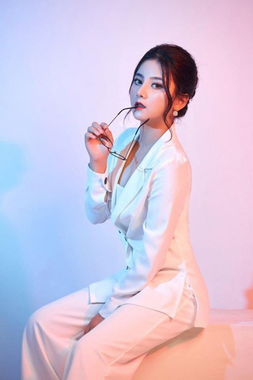 Hiện tại, Huyền Trang đang cố gắng hoàn thành tốt chương trình học ở trường, chuẩn bị kỹ càng nhất cho kỳ thi tốt nghiệp THPT Quốc gia sắp tới, đồng thời lựa chọn cho mình một ngôi trường Đại học phù hợp với bản thân.