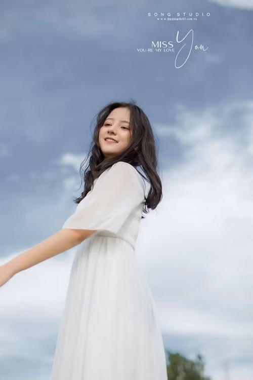 Nhan sắc trong trẻo của nữ sinh lớp 12.