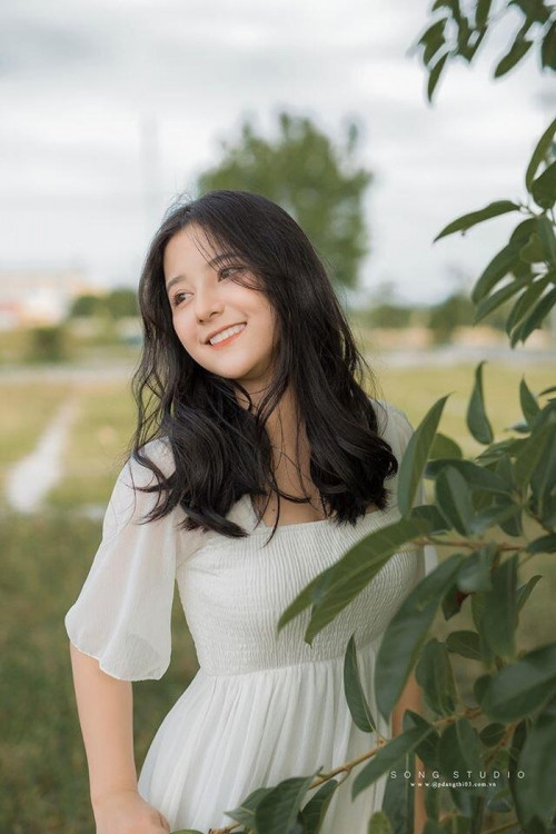 Lê Huyền Trang (học sinh lớp 12, trường THPT Cẩm Xuyên, Hà Tĩnh) là một trong những gương mặt được nhiều người biết đến khi sở hữu gương mặt lẫn thần thái khá giống với Địch Lệ Nhiệt Ba.