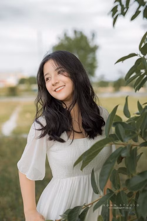 Lê Huyền Trang (học sinh lớp 12, trường THPT Cẩm Xuyên, Hà Tĩnh) là một trong những gương mặt được nhiều người biết đến khi sở hữu gương mặt lẫn thần thái khá giống với Địch Lệ Nhiệt Ba.