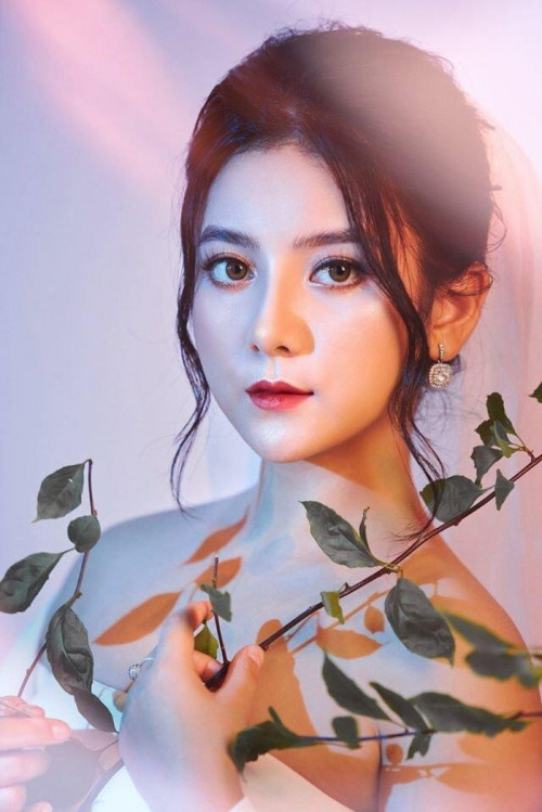 Huyền Trang chia sẻ, ngoài việc học, cô nàng cũng đang tập tành kinh doanh online để kiếm thêm thu nhập, phụ giúp phần nào cho gia đình. Bên cạnh đó, khi có thời gian rãnh rỗi, cô nàng cũng tham gia làm mẫu ảnh để thỏa mãn đam mê, sở thích của mình.