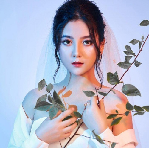 Nhìn hình ảnh này, ai cũng gật gù, cô bạn khá giống với Địch Lệ Nhiệt Ba.