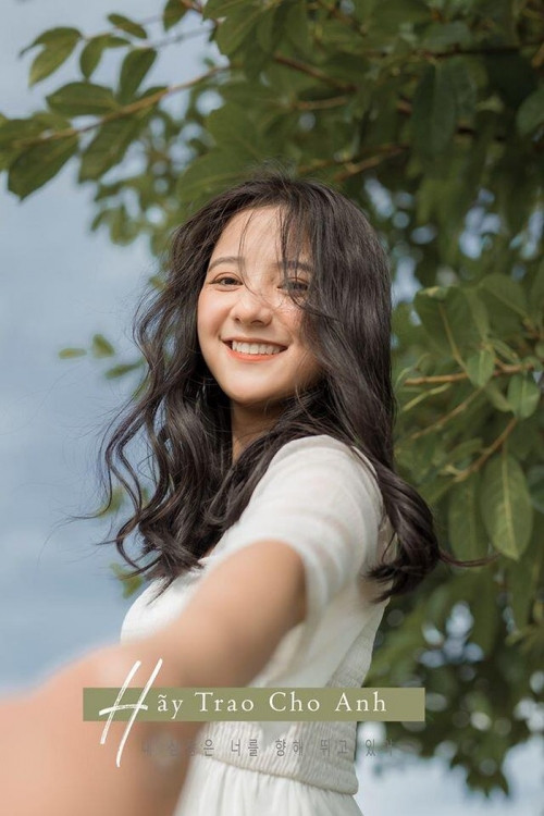 Chính vì lẽ đó, những cô nàng sở hữu gương mặt hao hao với “Đệ nhất mỹ nhân” Địch Lệ Nhiệt Ba cũng ngay lập tức được nhiều người chú ý.