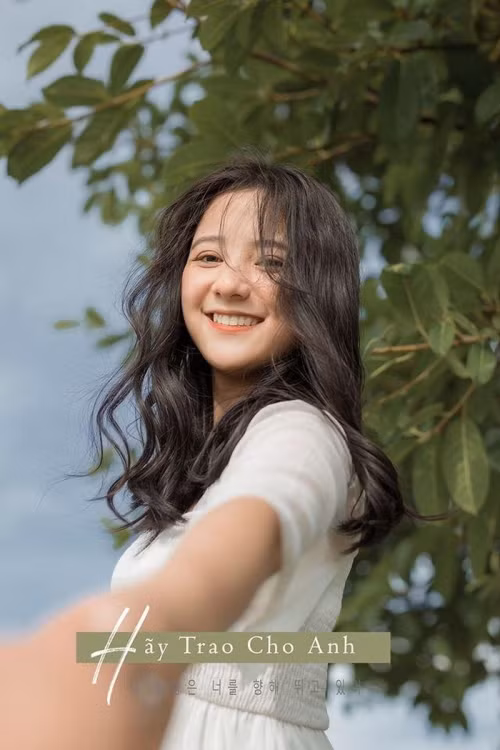 Chính vì lẽ đó, những cô nàng sở hữu gương mặt hao hao với “Đệ nhất mỹ nhân” Địch Lệ Nhiệt Ba cũng ngay lập tức được nhiều người chú ý.