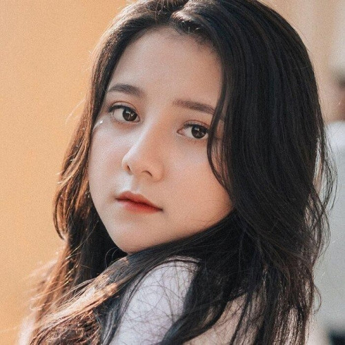 Huyền Trang chia sẻ, bản thân rất vui vì được mọi người ưu ái nhận xét giống với Địch Lệ Nhiệt Ba, tuy nhiên, cô bạn cũng khá khiêm tốn khi chỉ thừa nhận góc nghiêng có nét hao hao giống, còn nếu nhìn đối diện sẽ thấy ngay sự khác biệt.