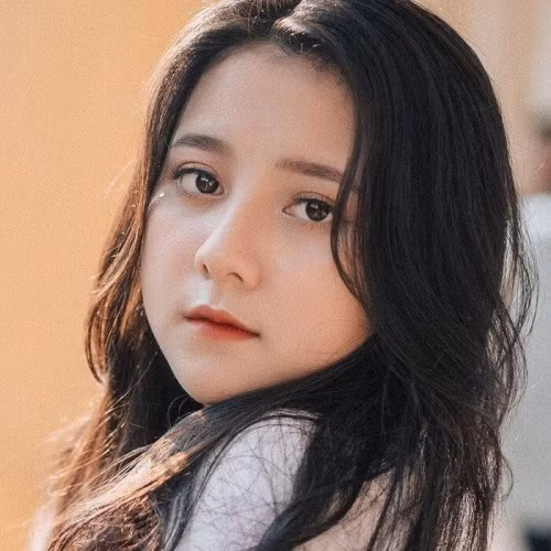 Huyền Trang chia sẻ, bản thân rất vui vì được mọi người ưu ái nhận xét giống với Địch Lệ Nhiệt Ba, tuy nhiên, cô bạn cũng khá khiêm tốn khi chỉ thừa nhận góc nghiêng có nét hao hao giống, còn nếu nhìn đối diện sẽ thấy ngay sự khác biệt.