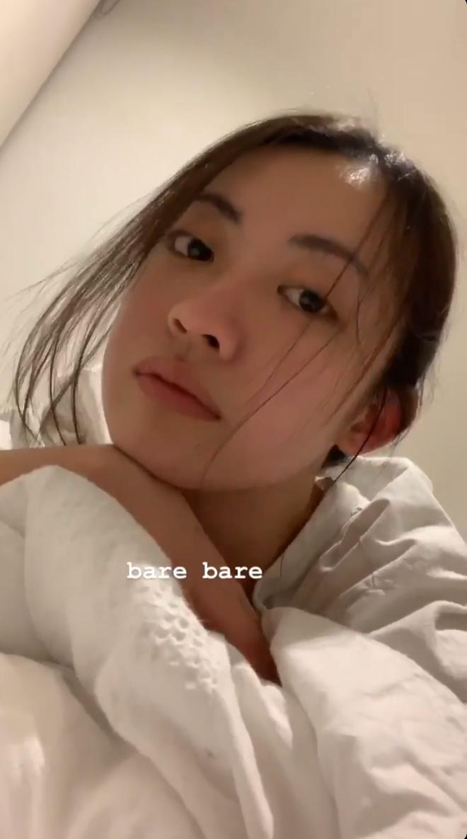 Các đường nét xinh xắn trên khuôn mặt lộ ra ngay cả khi không trang điểm như một lời khẳng định cho nhan sắc của người yêu Rocker Nguyễn. Khoe mặt mộc trên mạng xã hội không phải điều ai cũng dám làm.