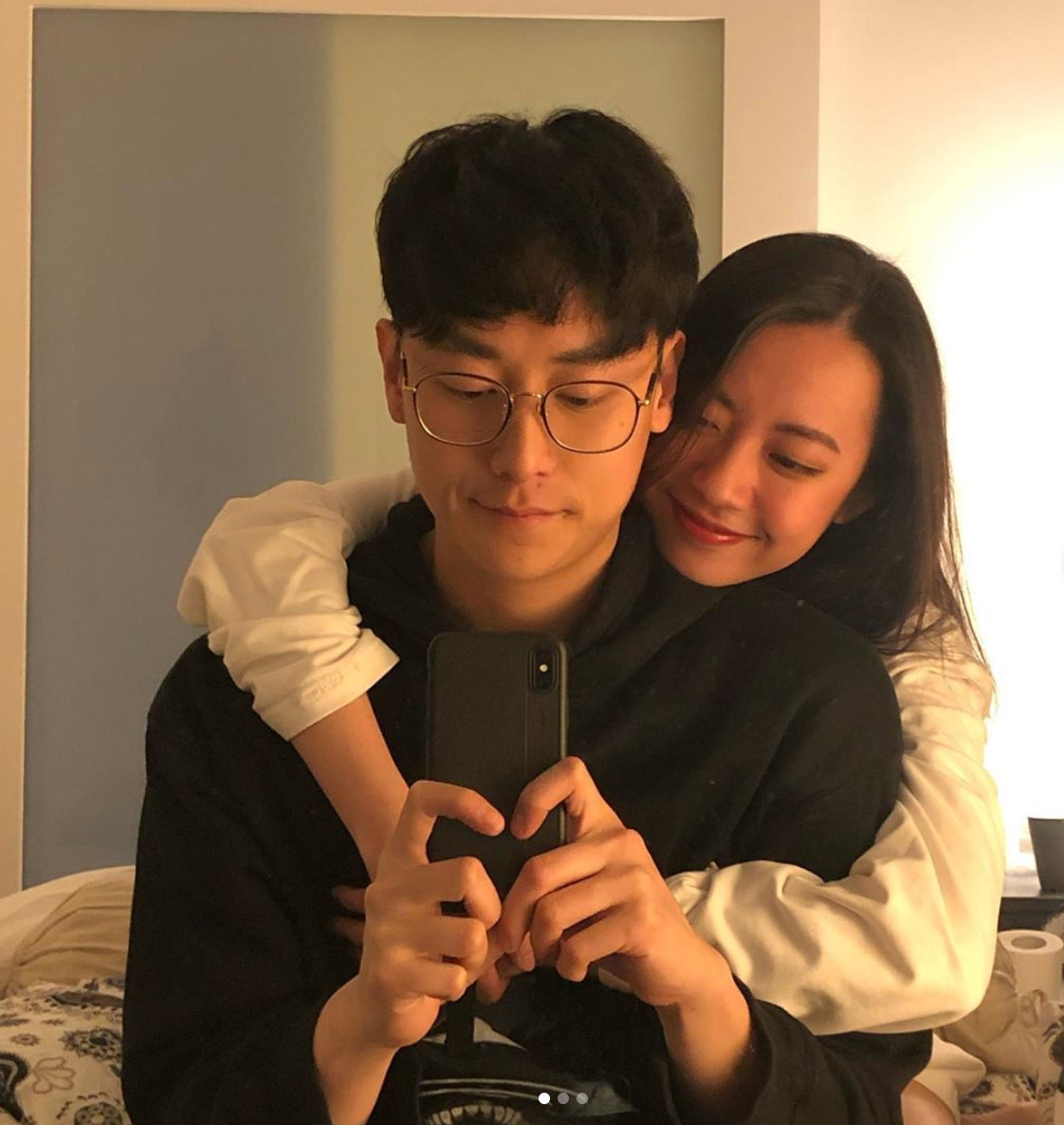 Công khai bạn gái vào đầu tháng 10 vừa qua, Rocker Nguyễn và bạn gái khiến nhiều người ghen tỵ vì thường xuyên chia sẻ khoảnh khắc hạnh phúc, thậm chí có người hâm mộ nhận xét cả hai biến trang Instagram cá nhân thành "tiểu thuyết ngôn tình" vì quá ngọt ngào.