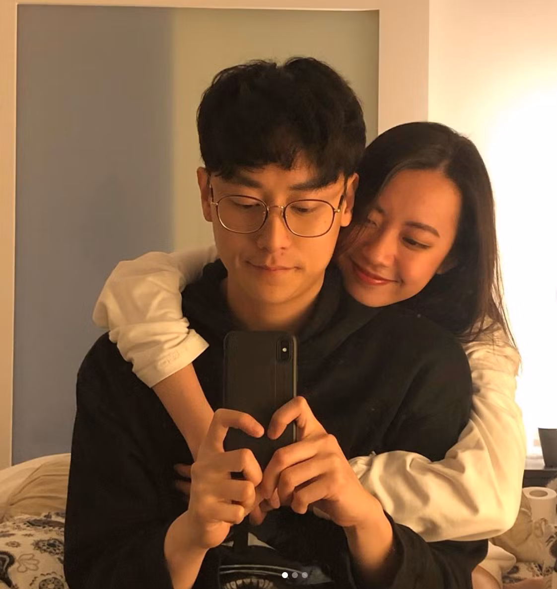 Công khai bạn gái vào đầu tháng 10 vừa qua, Rocker Nguyễn và bạn gái khiến nhiều người ghen tỵ vì thường xuyên chia sẻ khoảnh khắc hạnh phúc, thậm chí có người hâm mộ nhận xét cả hai biến trang Instagram cá nhân thành "tiểu thuyết ngôn tình" vì quá ngọt ngào.