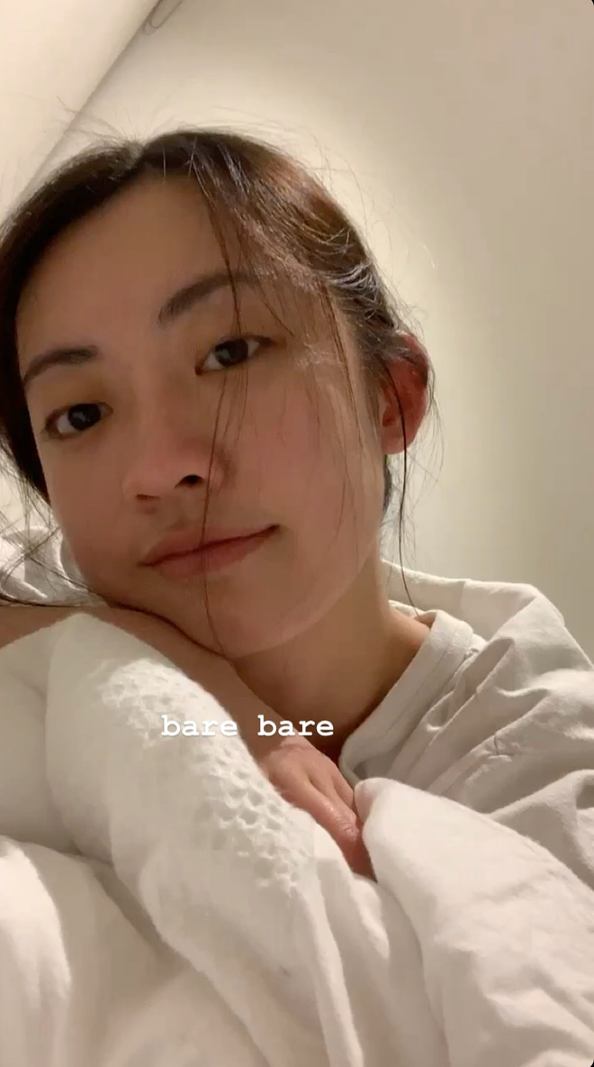 Sở hữu nhan sắc vô cùng xinh đẹp, Hải Hà tự tin khoe mặt mộc. Không thể phủ nhận, hình ảnh mặt mộc và đã make up của cô nàng không có sự thay đổi lớn.