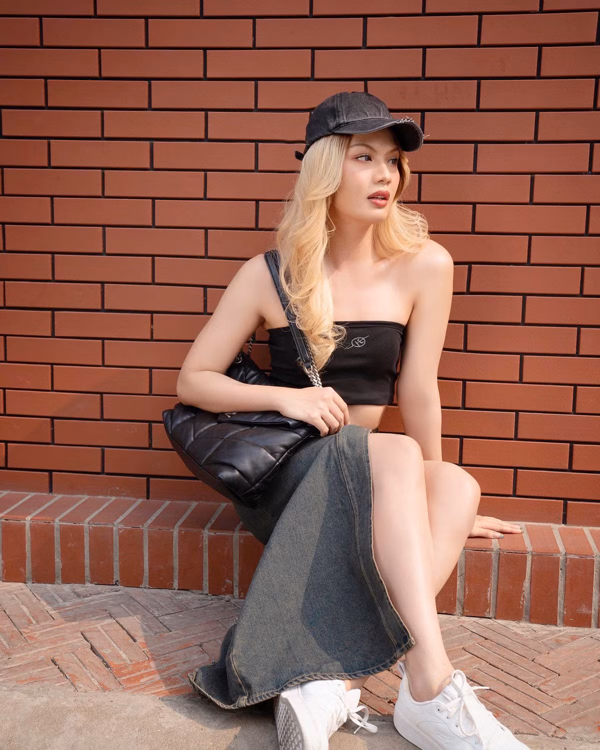 Bên cạnh đó, Luna Đào cũng chuyển sang cách ăn mặc nữ tính với phong cách trang điểm nhẹ nhàng, xinh đẹp.