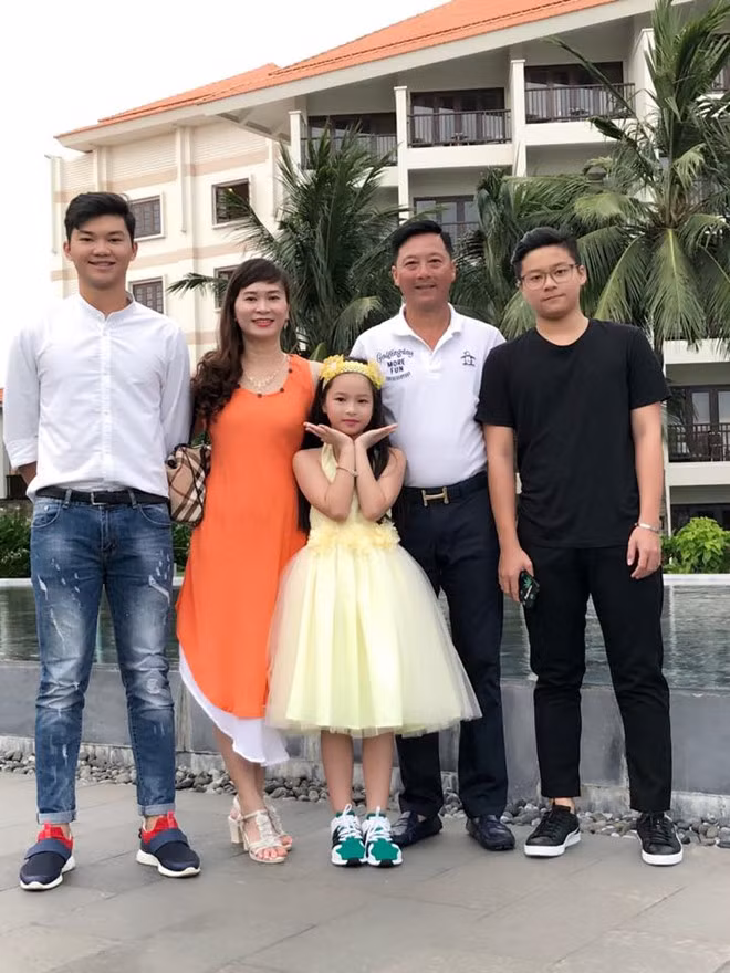 Tổ ấm của HLV Lê Huỳnh Đức khiến ai nấy đều ngưỡng mộ. Con trai thứ 2 của ông là Lê Trung Hiếu hiện cũng đang học tập tại Úc.