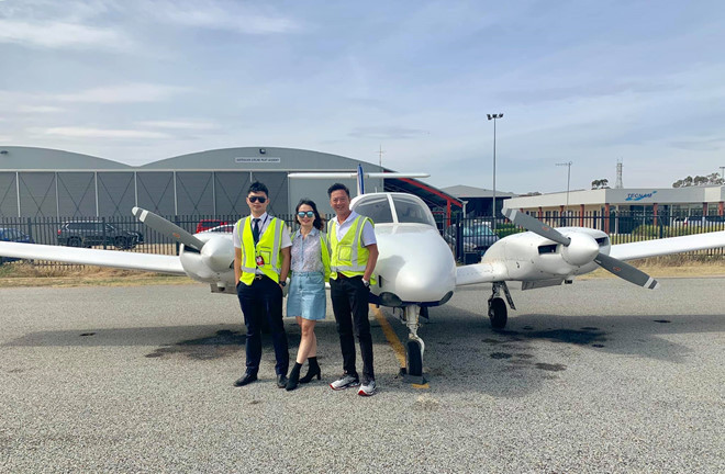 Được biết, Lê Hồng Phúc mới vượt qua kỳ thi sát hạch quan trọng để trở thành phi công trong năm học cuối tại Úc. Sau khi tốt nghiệp cấp 3 tại Việt Nam, anh lập tức lên đường sang Úc để học phi công.