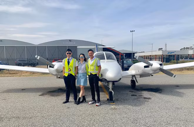 Được biết, Lê Hồng Phúc mới vượt qua kỳ thi sát hạch quan trọng để trở thành phi công trong năm học cuối tại Úc. Sau khi tốt nghiệp cấp 3 tại Việt Nam, anh lập tức lên đường sang Úc để học phi công.