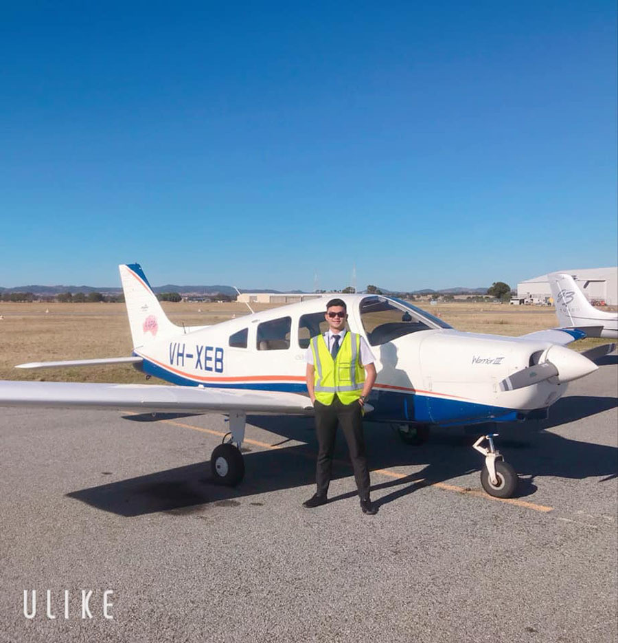 Mới đây, trên trang cá nhân của vợ HLV Lê Huỳnh Đức chia sẻ khoảnh khắc con trai lớn Lê Hồng Phúc đứng bên cạnh chiếc máy bay cùng dòng trạng thái: "Niềm vui của ba mẹ chỉ như thế này thôi. Chúc mừng con trai đã qua khúc cua khó nhằn. Thứ ba, ngày 3, tháng 3, ngày cũng đặc biệt".