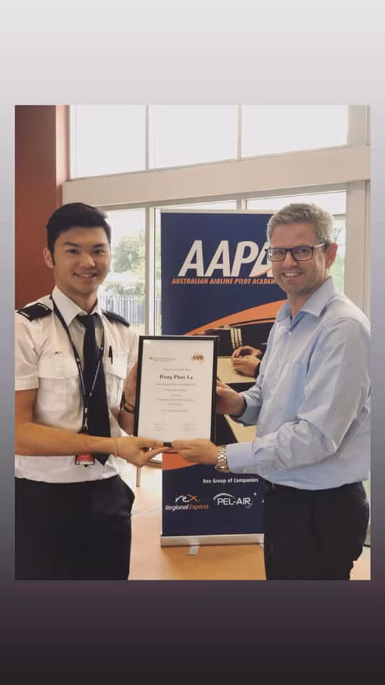 Bên dưới dòng chia sẻ của vợ HLV Lê Huỳnh Đức lập tức nhận được nhiều lời chúc mừng của bạn bè, người thân. Nhiều người nhận xét Huỳnh Phúc càng lớn càng đẹp trai, lại còn thông minh, học giỏi và ngoan ngoãn.